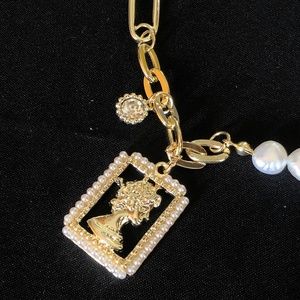 Handmade Exquisite Queen Icon Rectangle Pendant Necklace With Fresh Water Pearl